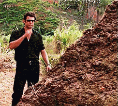 Dr. Ian Malcolm a Jurassic Parkból egy hatalmas trágyakupac mellett